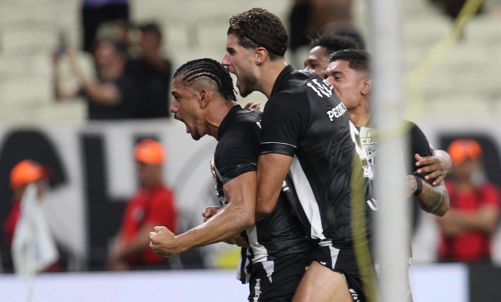Fernando Sobral do Ceará comemora gol marcado