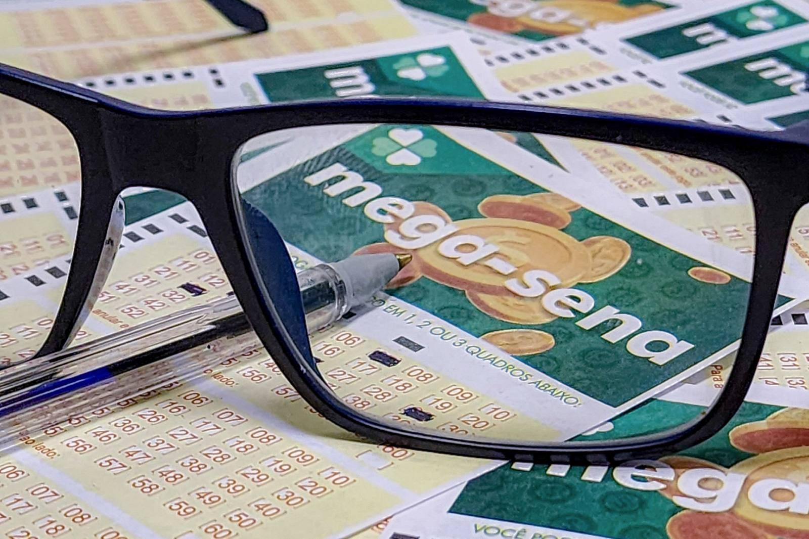 bilhete da mega-sena preenchido com um óculos