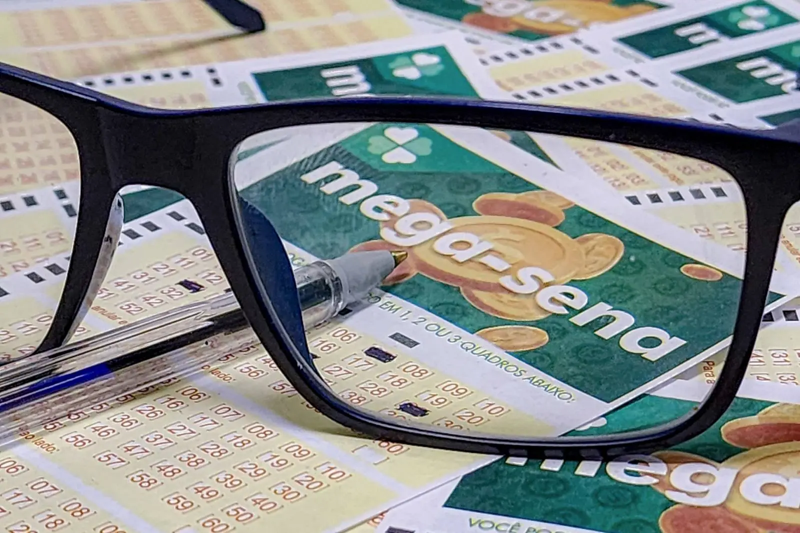 bilhete da mega-sena preenchido com um óculos