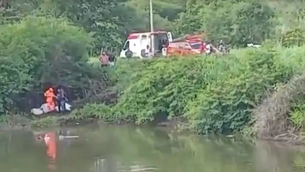 No interior do veículo submerso, a aproximadamente 4 a 5 metros de profundidade, foram encontradas três vítimas fatais