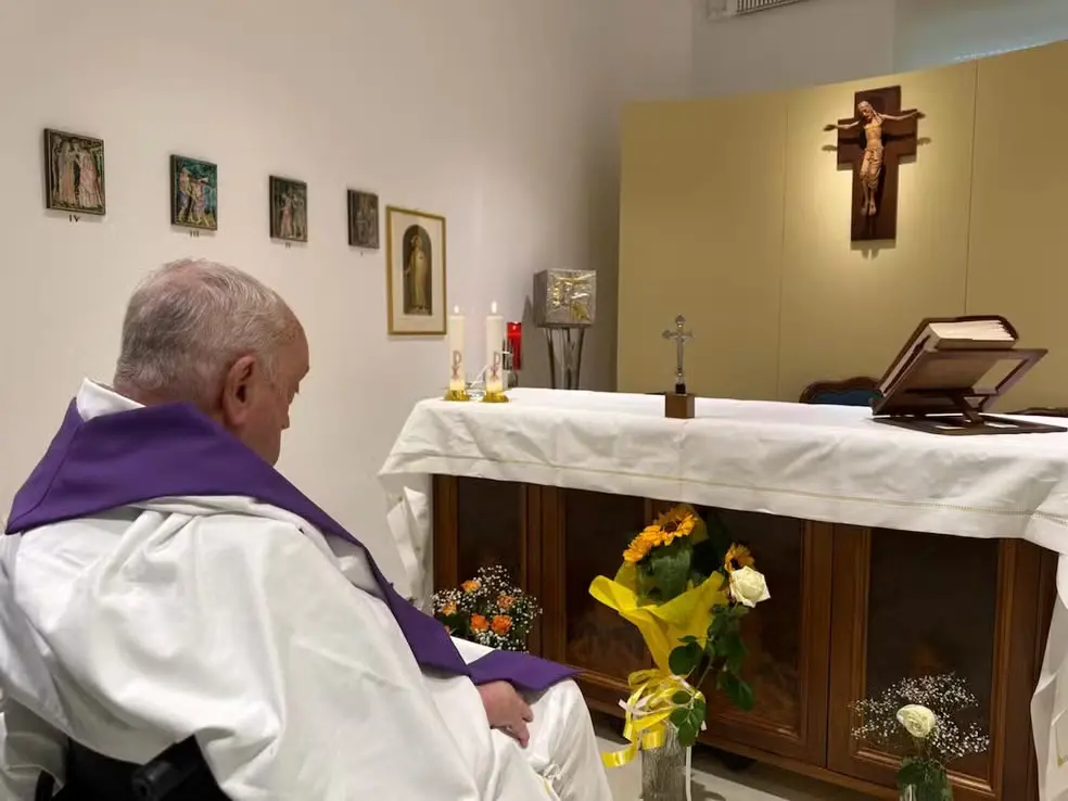 O Santo Padre celebrando a Missa na capela do hospital Policlínico Gemelli, em Roma, na Itália