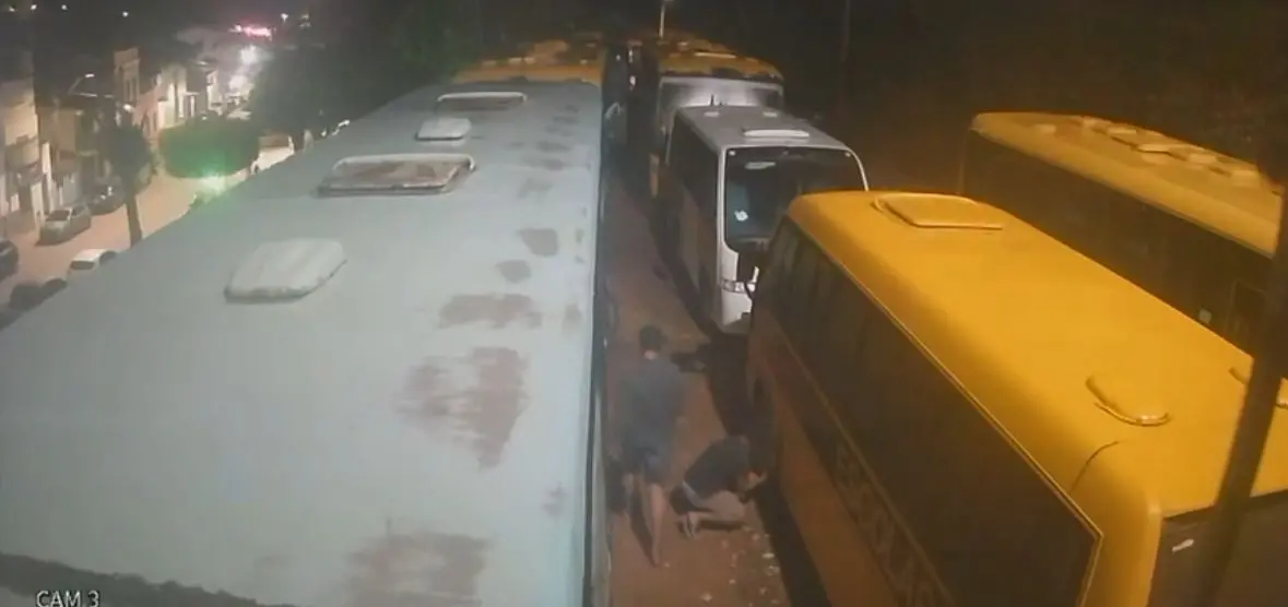 Homens furtam baterias de ônibus escolares
