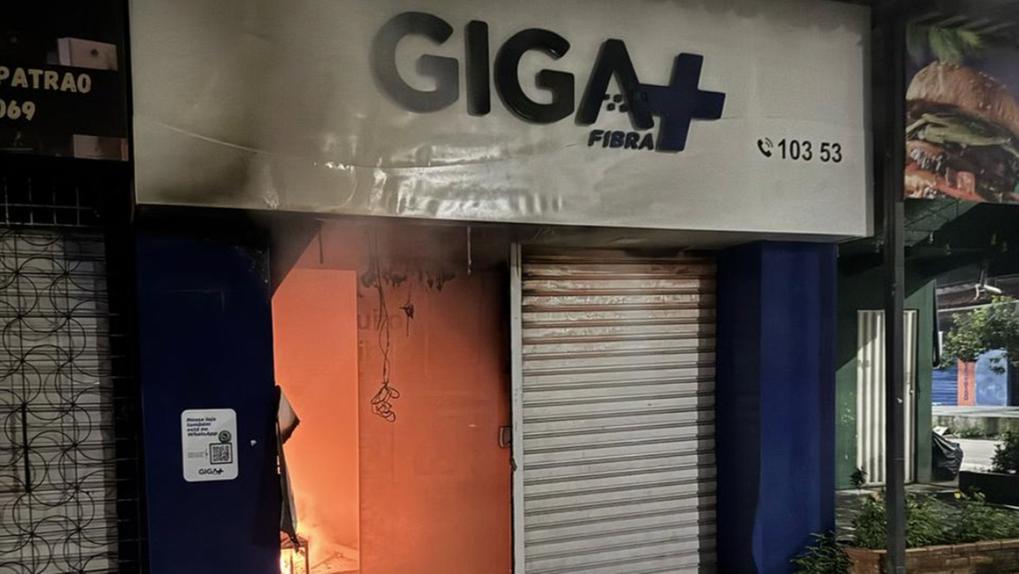 A loja de empresa provedora de internet foi incendiada, na Rua Santa Helena, bairro Parque São Gerardo, em Caucaia