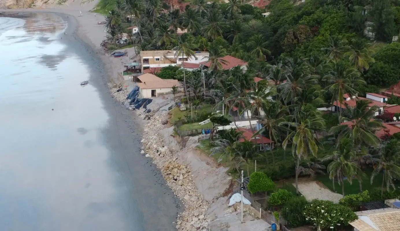 Mar próximo de casas na praia da Peroba, em Icapuí, no Ceará