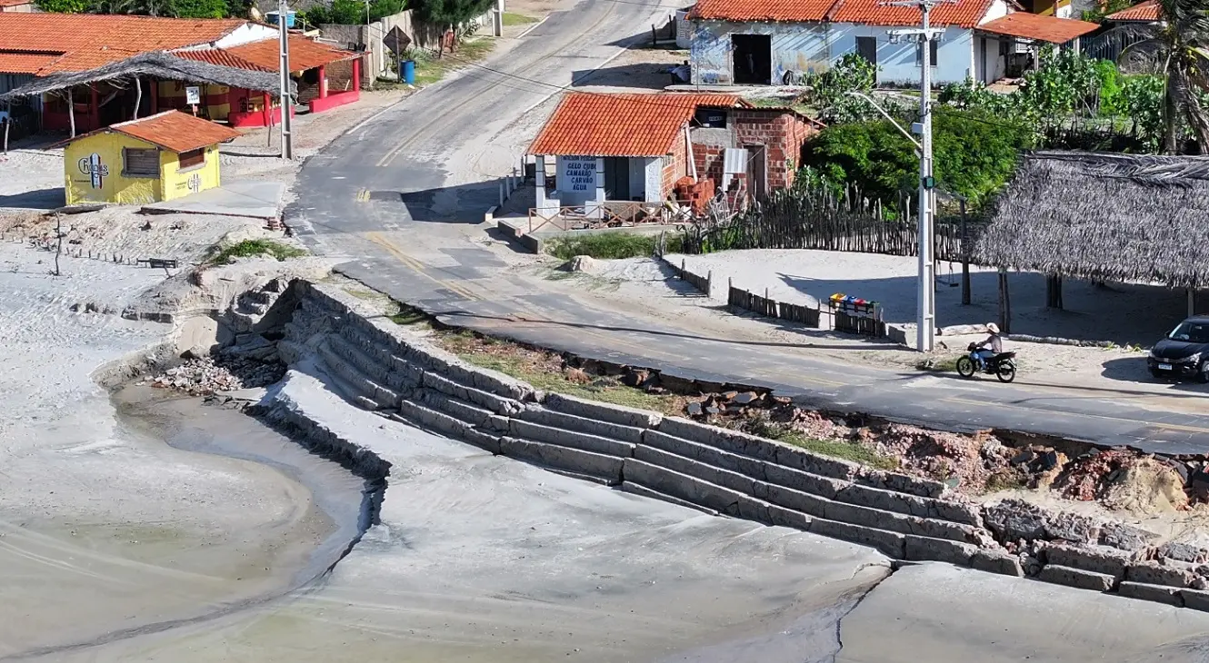 Estrada na praia de Canto Verde com proteção contra o avanço do mar