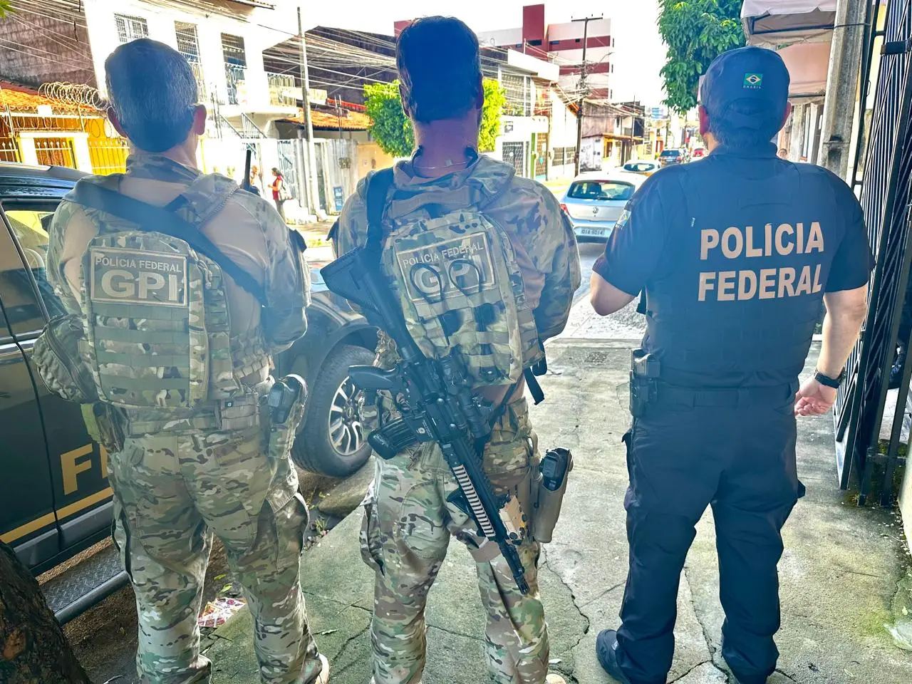 Mandados de busca e apreensão foram cumpridos pela Ficco em Fortaleza. Policial militar acabou preso em flagrante