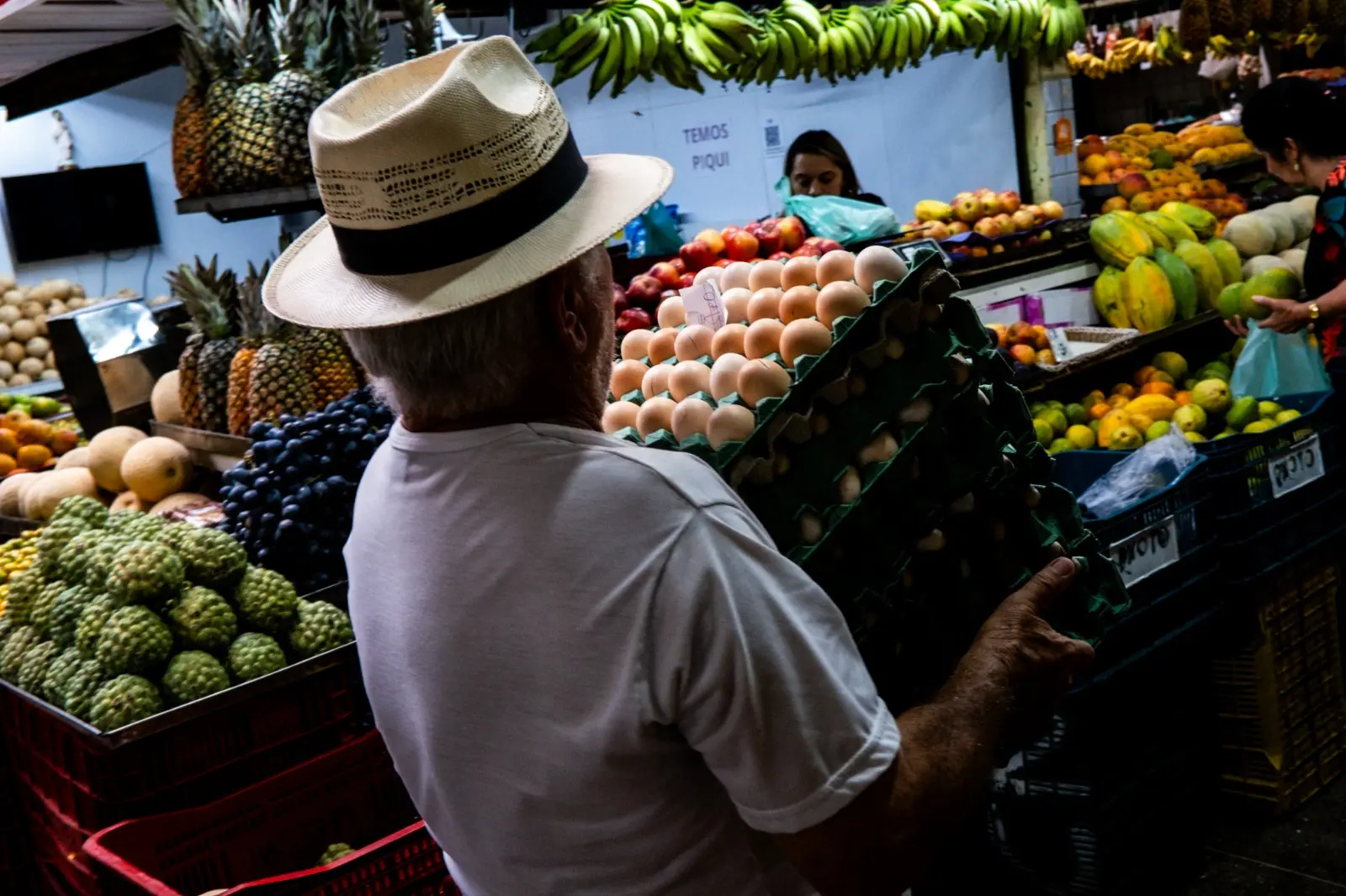 Consumidor carrega cartela de ovos