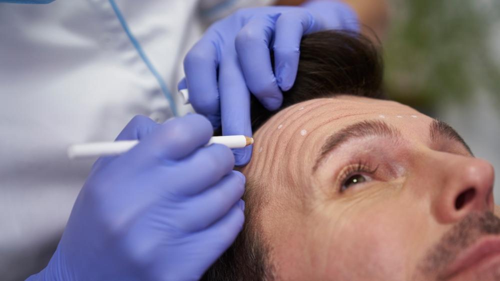 Aplicação de botox em homem branco