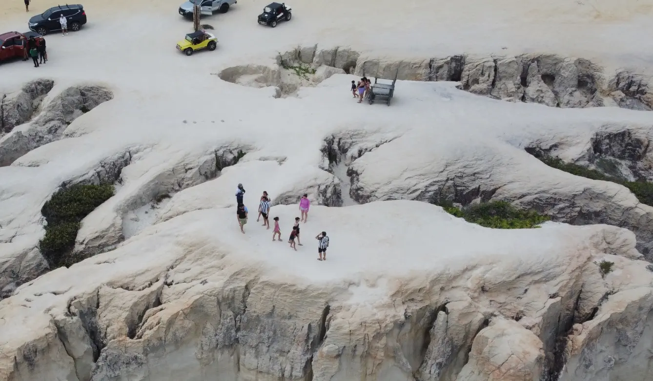 Falésias no Monumento Natural das Falésias de Beberibe com processos de voçorocamento e visitação turística no topo