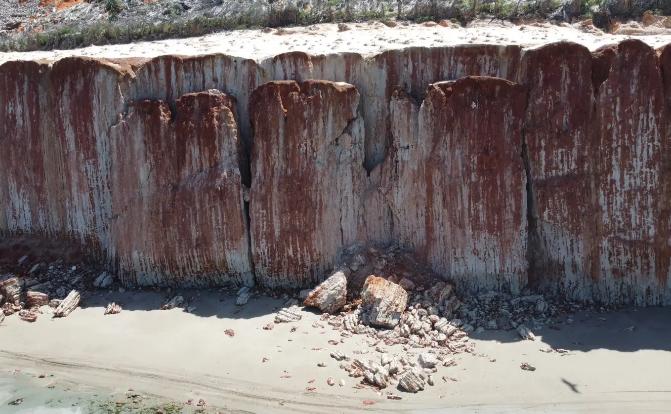 Falésias com risco de tombamentos na praia de Barreiras, em Icapuí