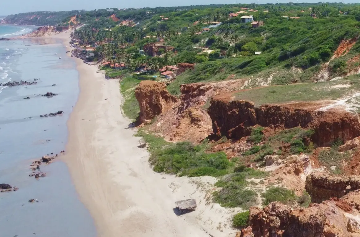 Falésias na praia de Sucatinga, em Beberibe