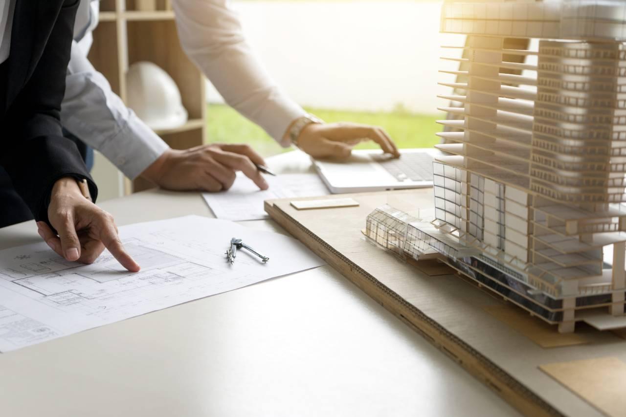 Maquete e projeto de imóvel sobre mesa
