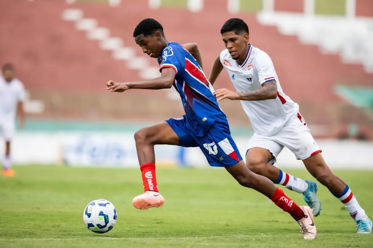 Foto de jogadores do Fortaleza e Bahia em duelo válido pela Copa do Brasil sub-17.
