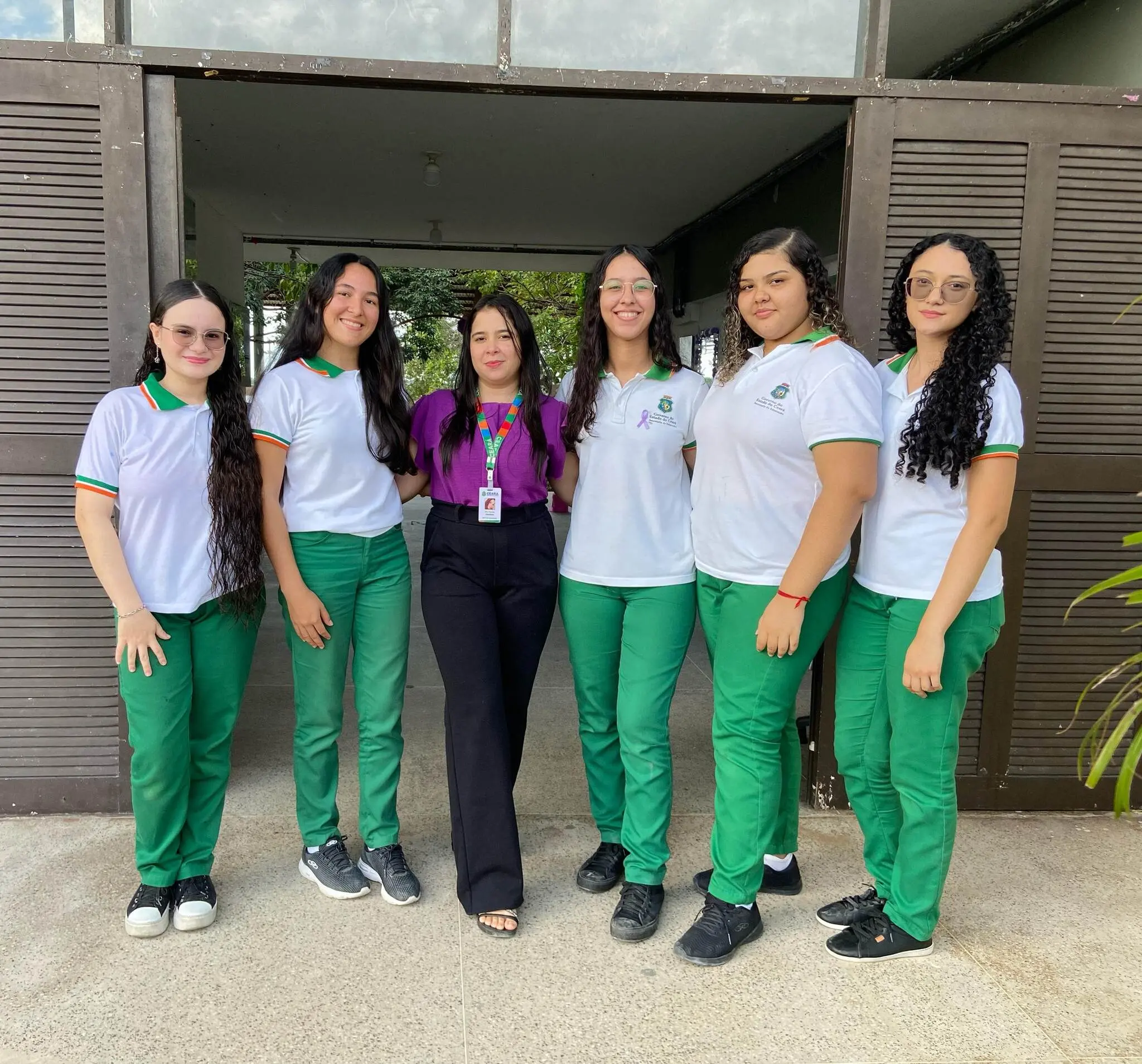 Cinco estudantes com farda de escola estadual do Ceará e a professora, orientadora do projeto delas