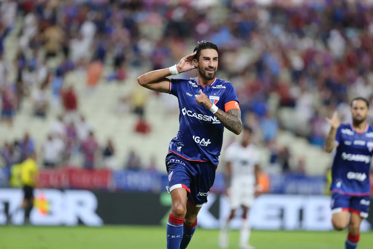 Foto de Lucero comemorando gol do Fortaleza