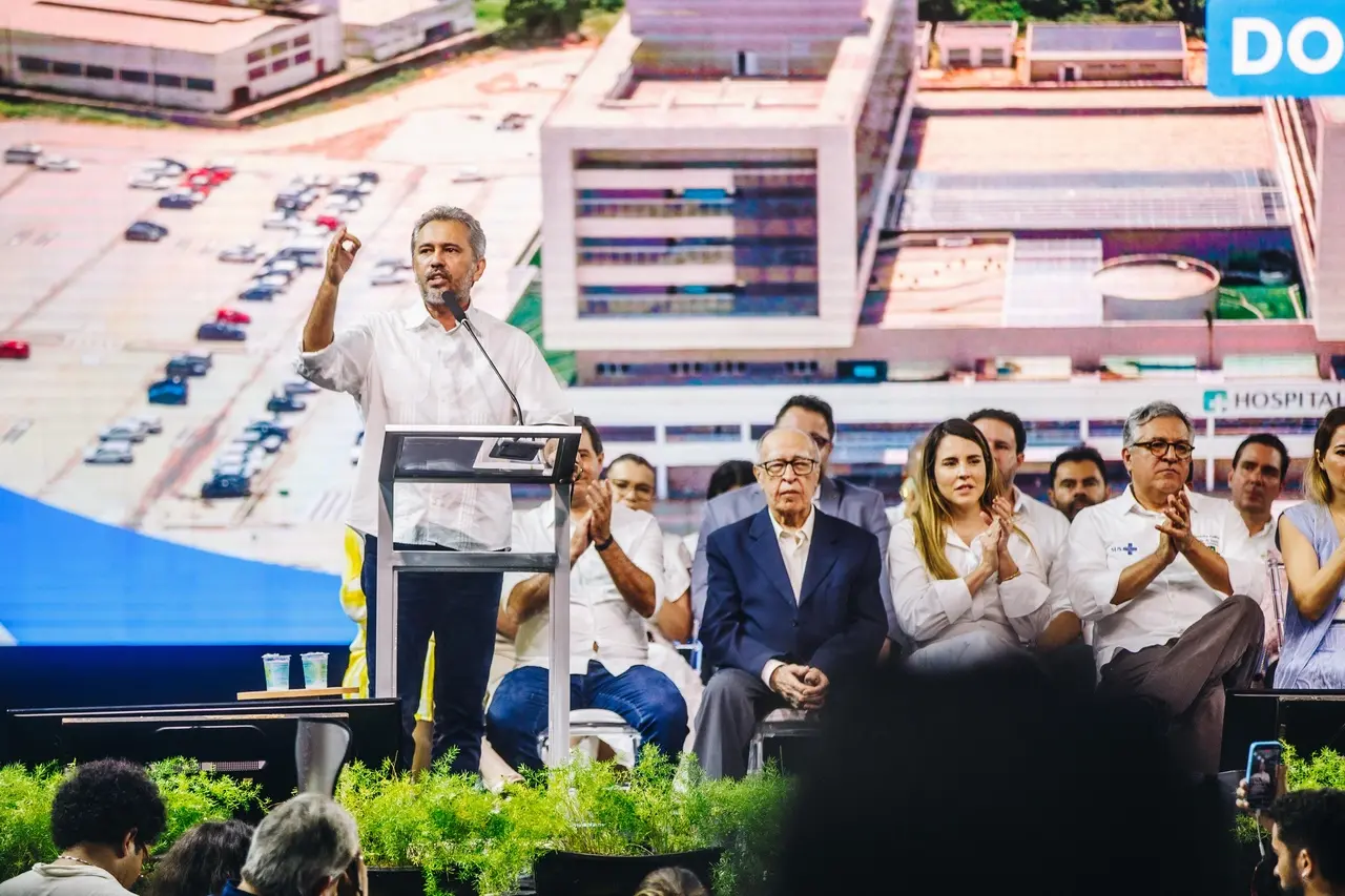 Elmano de Freitas discursando em palco cheio de autoridades