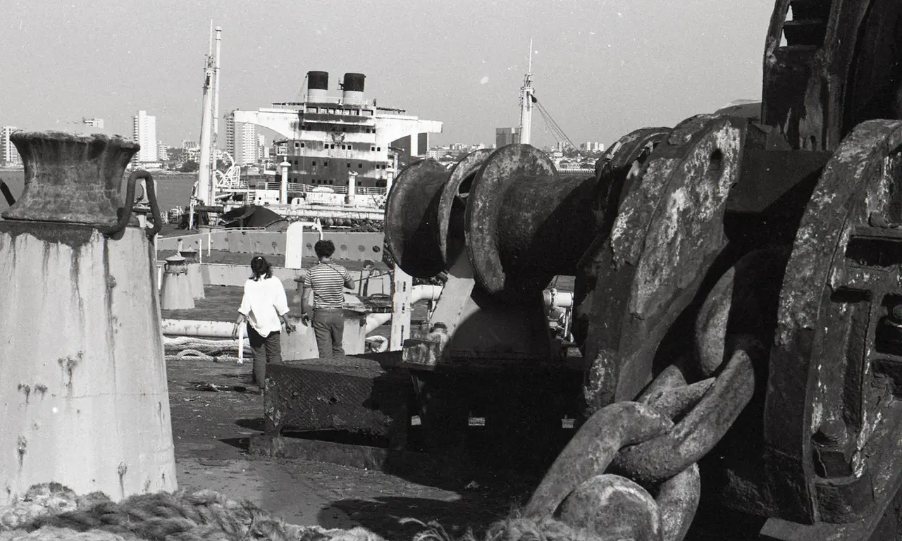 Vista em foto preto e branco de cima do navio Mara Hope, em 1987