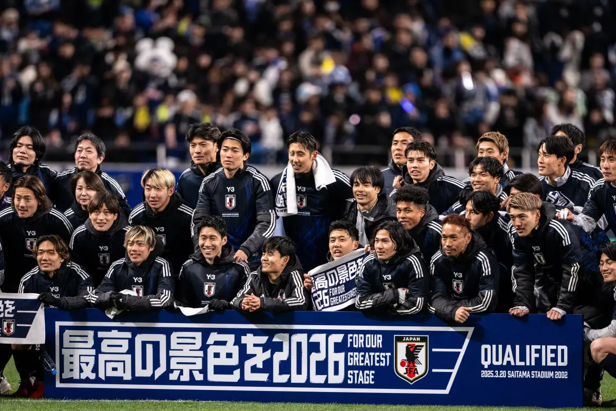 Foto dos jogadores da Seleção Japonesa comemorando a classificação para Copa do Mundo 2026 realizada nos EUA, México e Canadá.