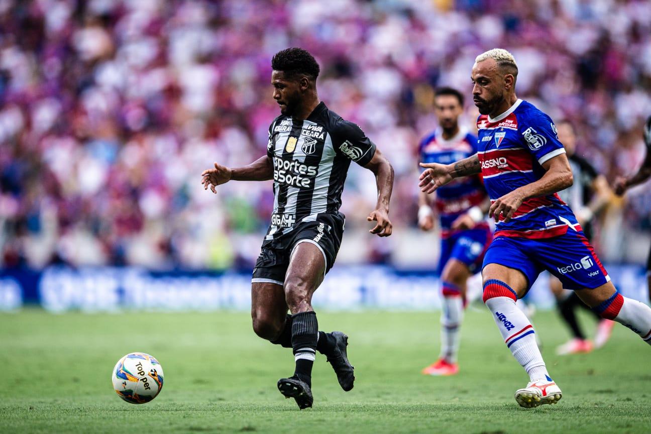 Atletas do Clássico-Rei em ação