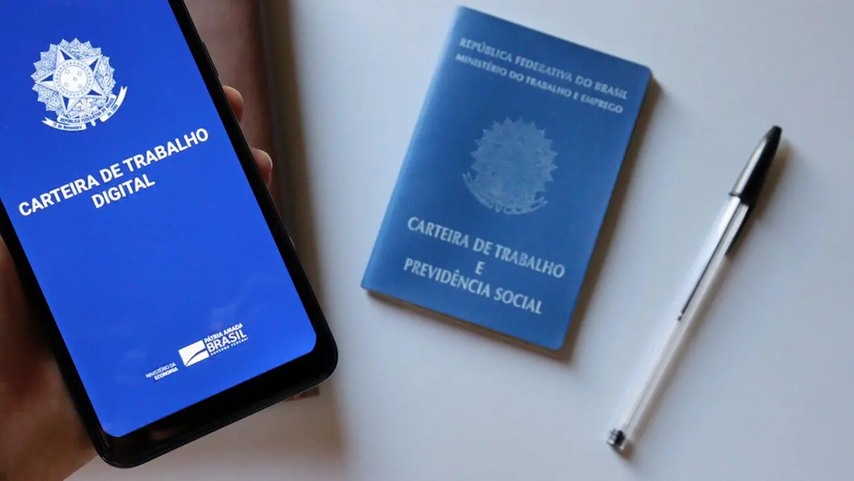 Foto de uma carteira de trabalho.