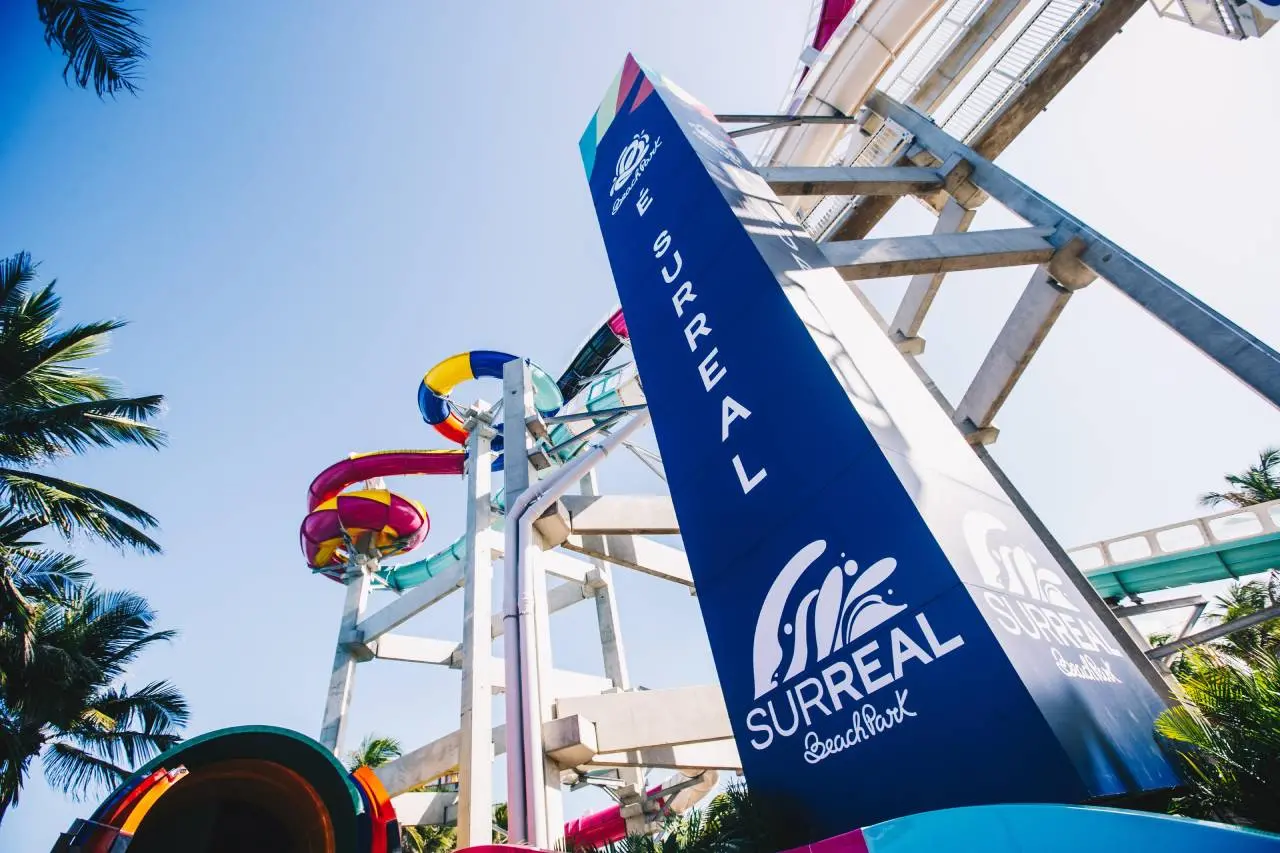 Montanha-russa aquática Surreal, do Beach Park