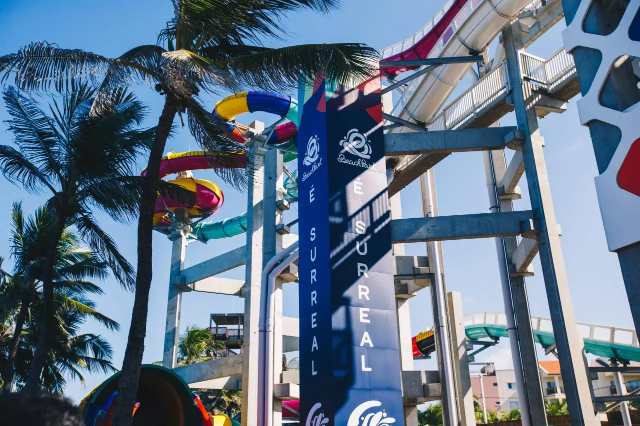Montanha-russa aquática Surreal, do Beach Park