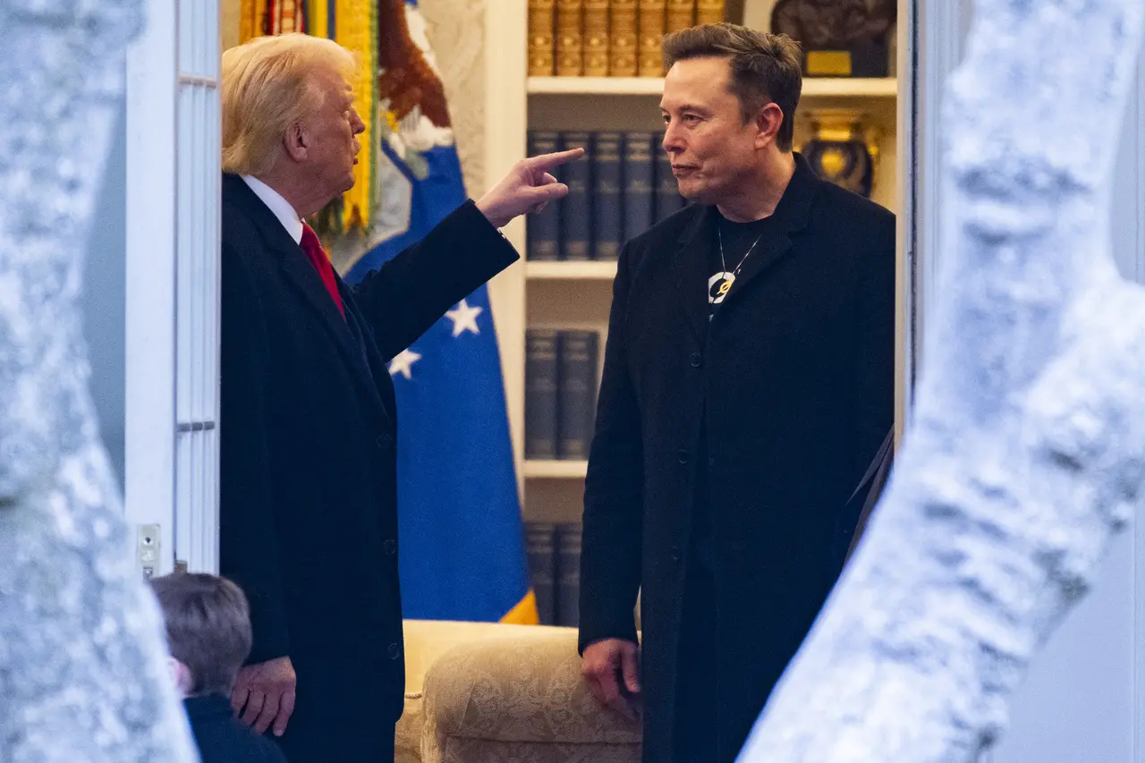 O presidente dos EUA, Donald Trump, e Elon Musk (R) conversam antes de deixar a Casa Branca a caminho de sua casa no sul da Flórida, em Mar-a-Lago, na Flórida, em 14 de março de 2025. Trump nega que Elon Musk terá acesso a plano secreto dos EUA sobre possível guerra contra China