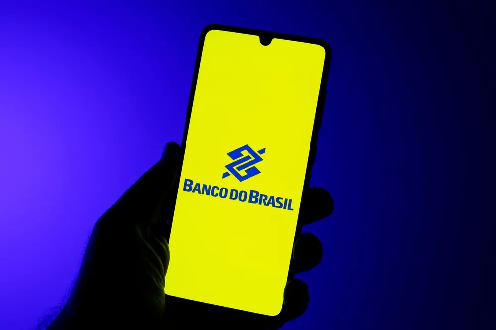 Celular aberto no aplicativo do Banco do Brasil