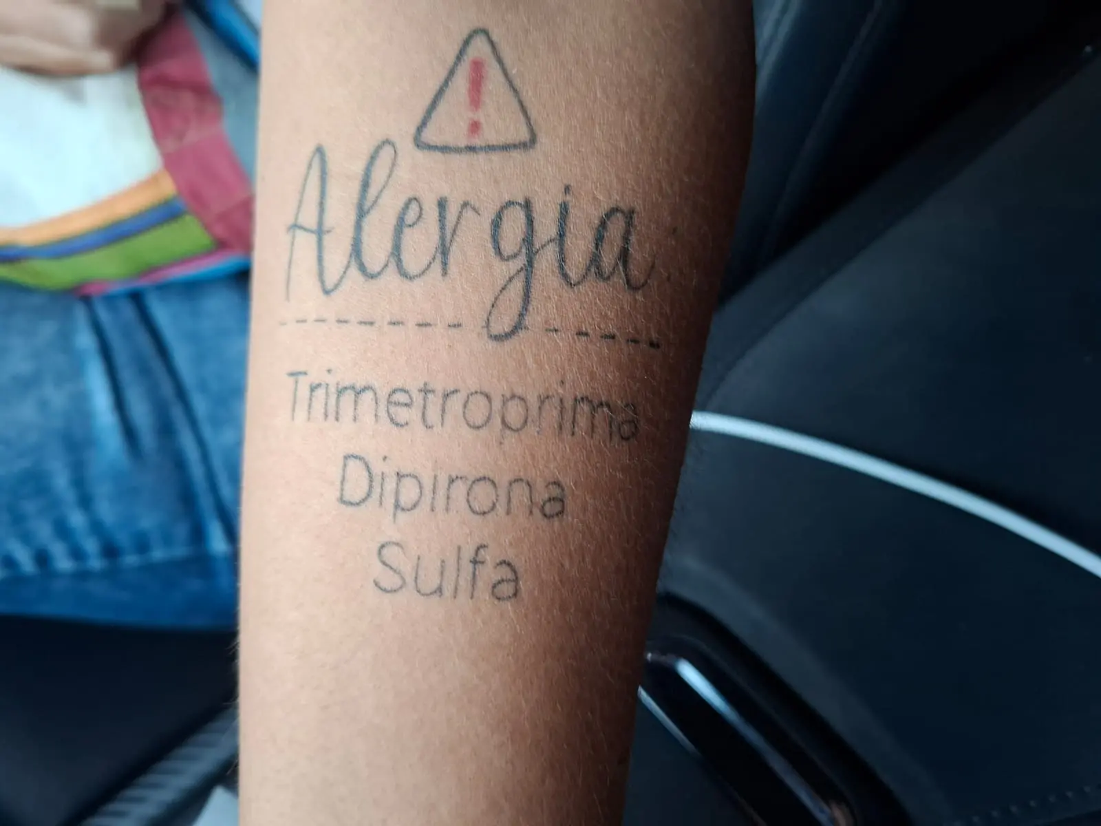 Tatuagem no antebraço avisa sobre alergias a medicamentos em paciente