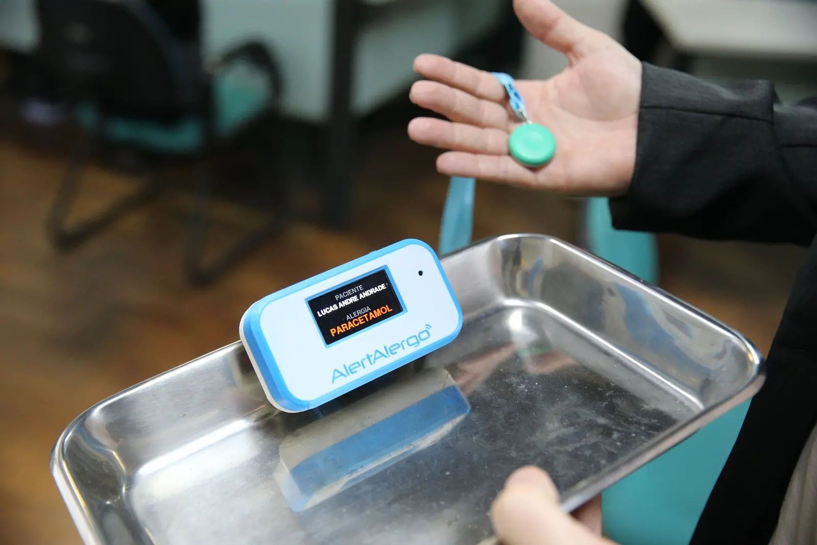 Dispositivo com tela alerta sobre quais substâncias o paciente é alérgico