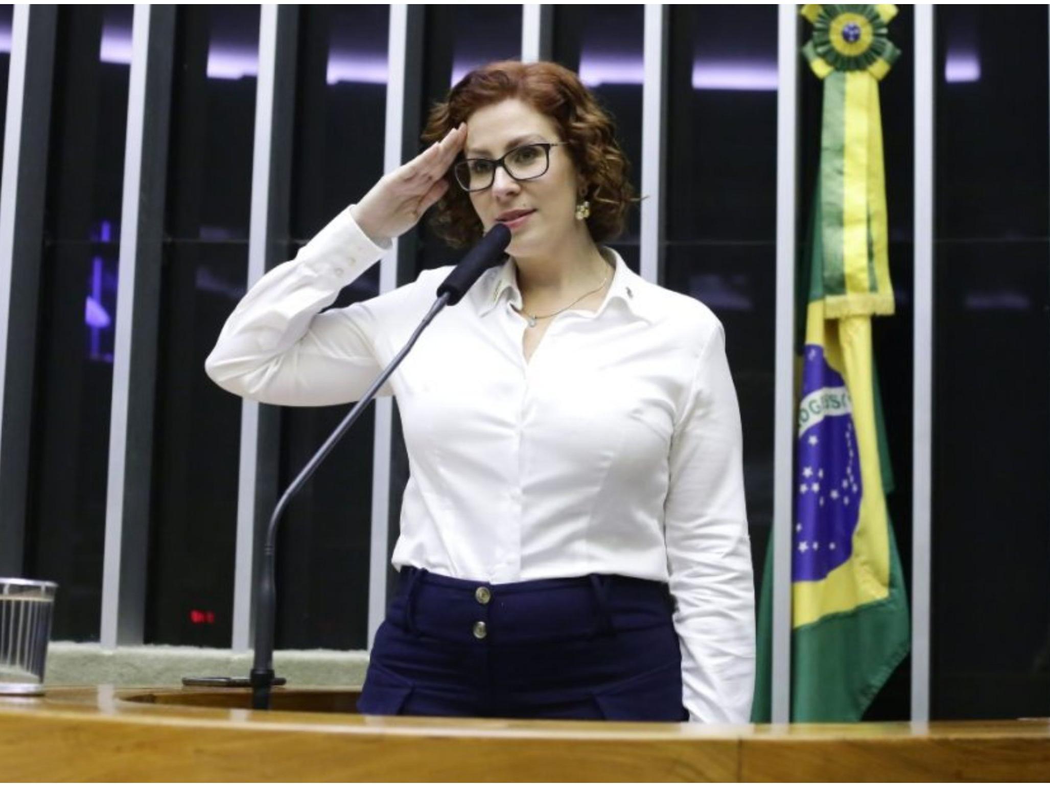 Carla Zambelli é acusada no STF pelos crimes de porte ilegal de arma de fogo e uso ostensivo de armamento, ela está em julgamento