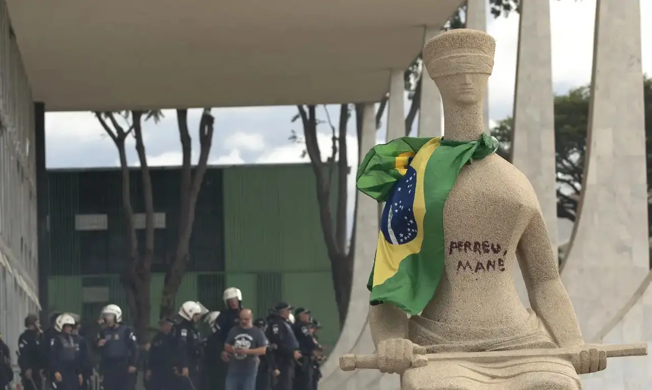 Estátua do STF pichada nos atos golpistas de 8/1. Em depoimento ao STF, mulher confirma que vandalizou a escultura com batom vermelho