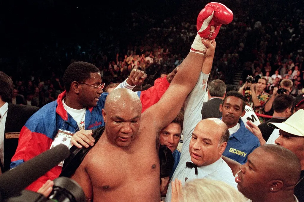Foreman, após nocautear Michael Moore, em 1994, em Las Vegas