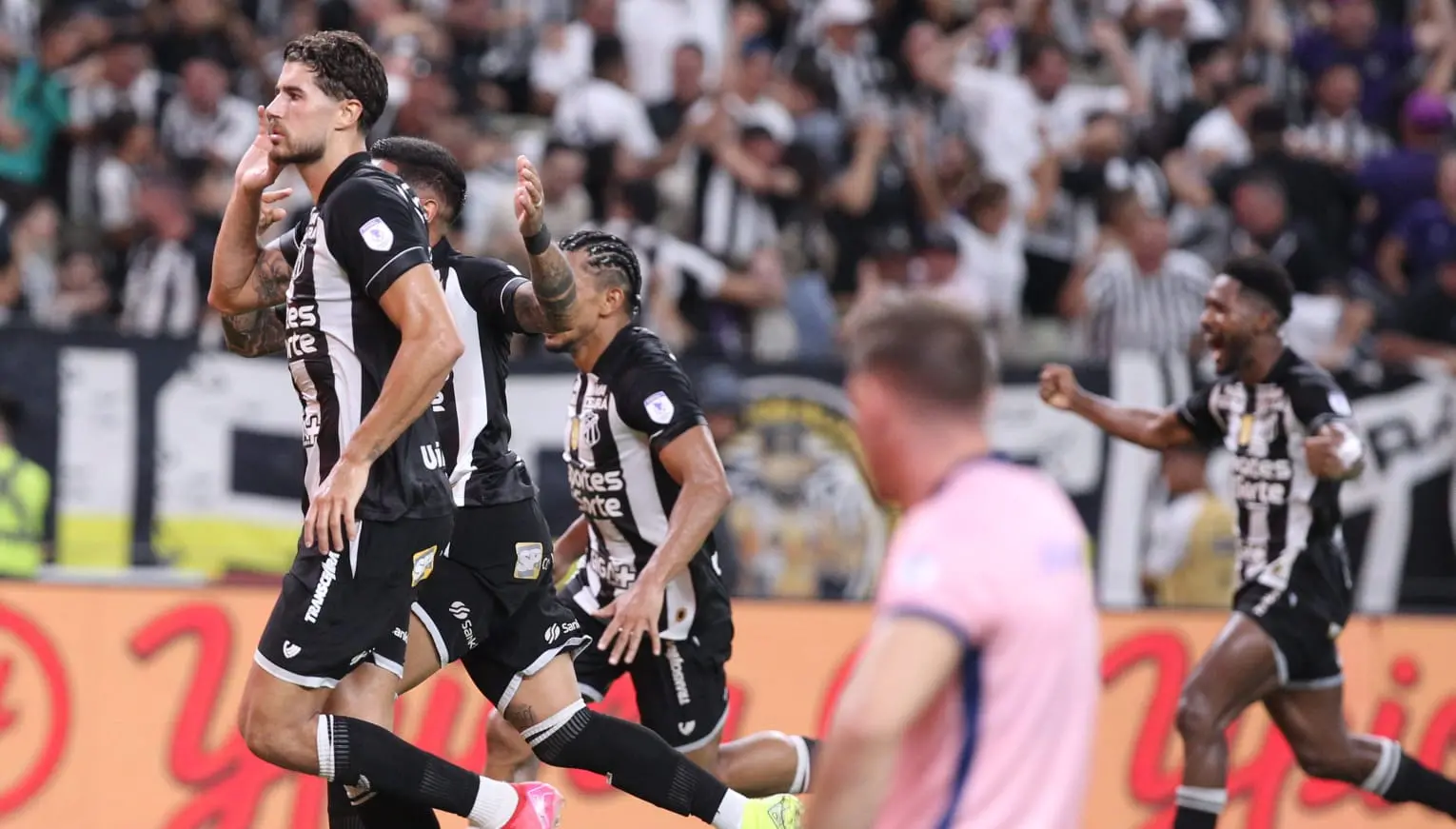 Pedro Raul do Ceará comemora gol marcado