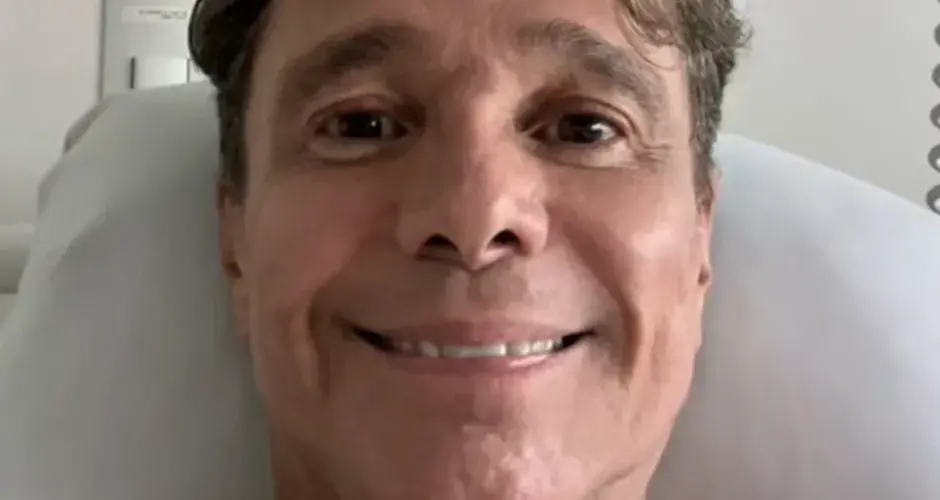 cantor netinho em foto no hospital