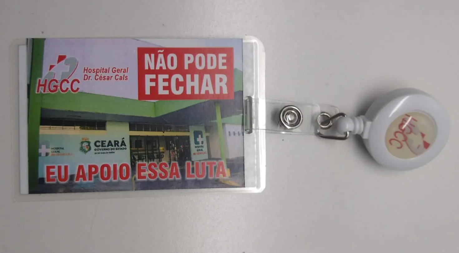 Crachá do Hospital César Cals com adesivo 'Não pode fechar'
