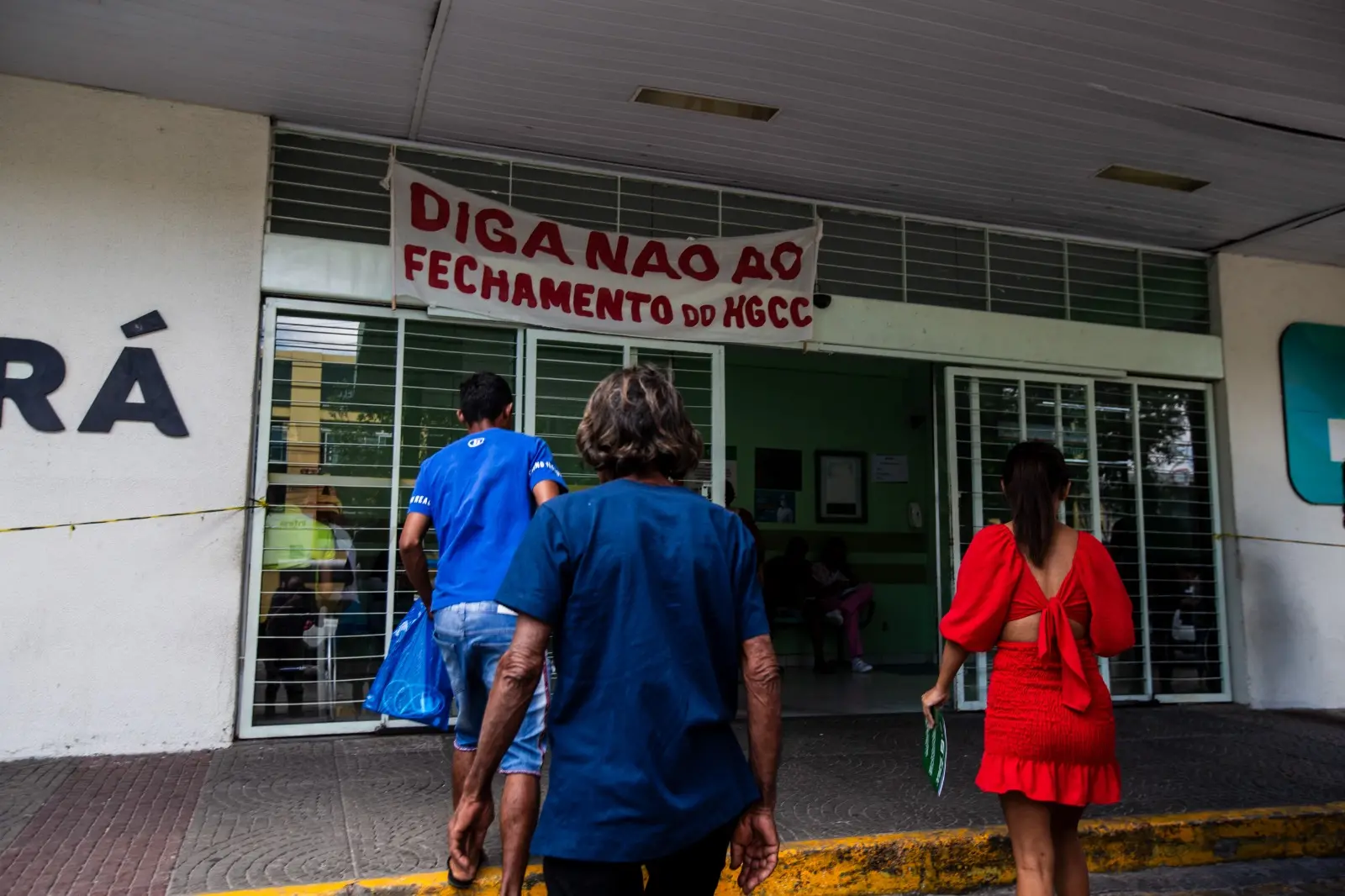 Fachada do Hospital César Cals com pacientes e faixa Diga não ao fechamento do HGCC