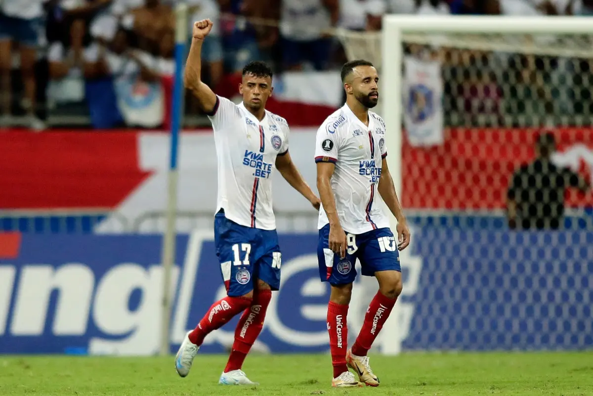 Foto de Lucho Rodríguez e Caio Alexandre, jogadores do Bahia