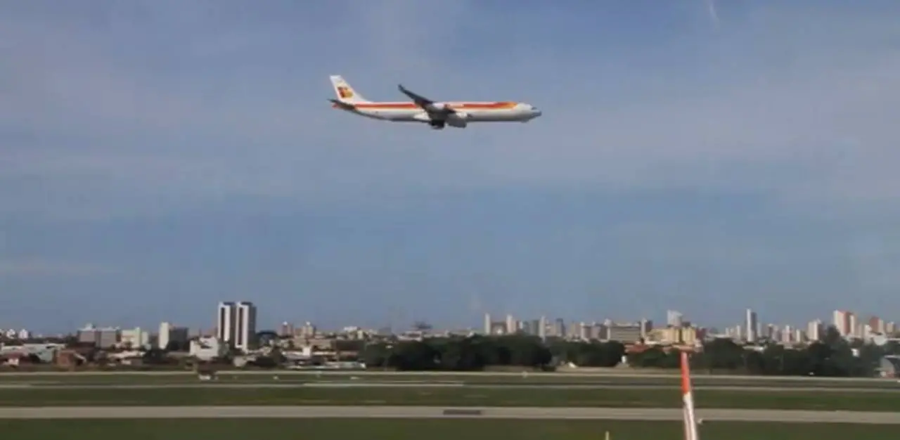 Passagem baixa do voo inaugural da Ibéria de Madri para Fortaleza (Fevereiro de 2011)