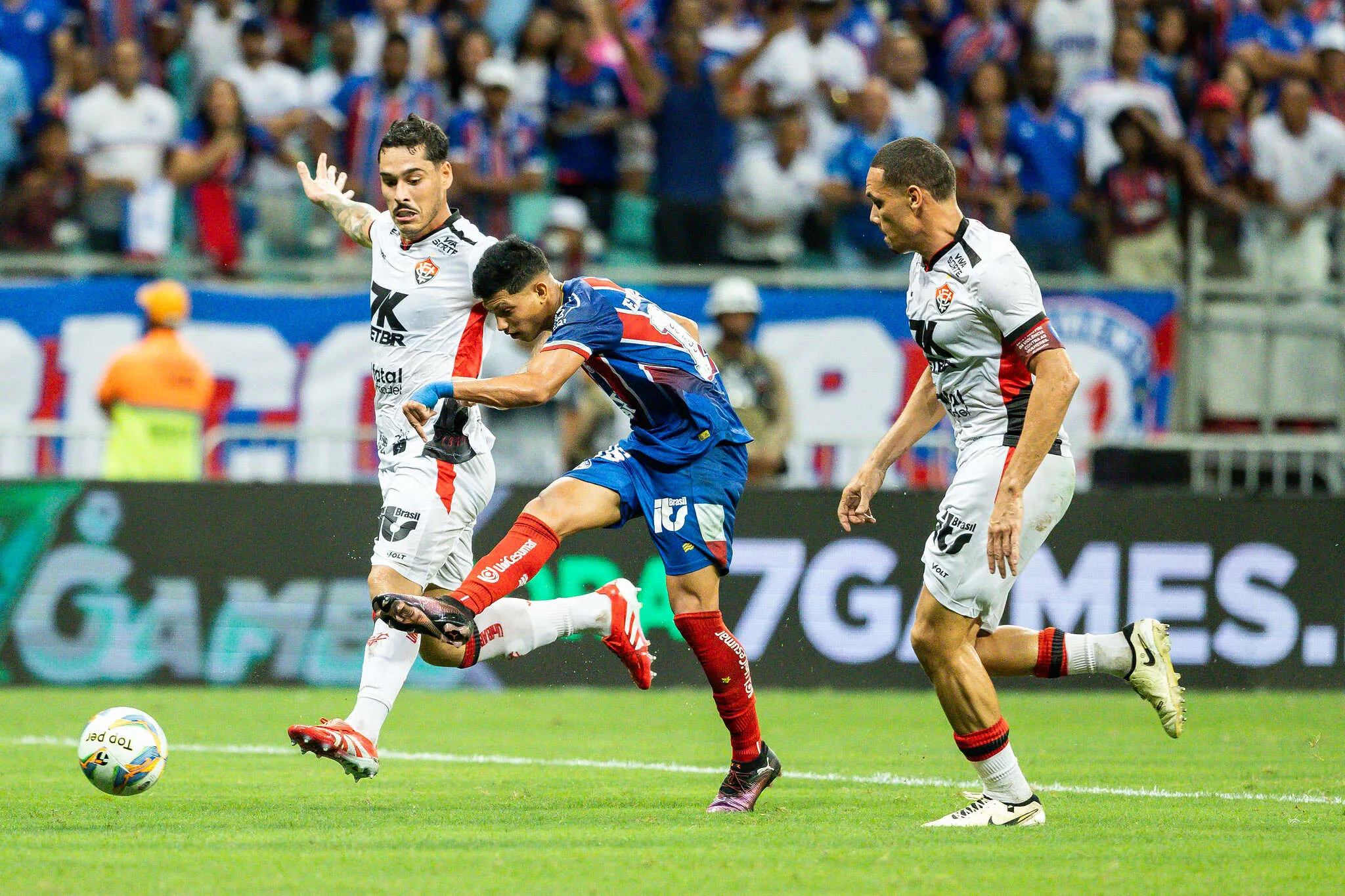 Erick Pulga, ex-Ceará, fez um dos gols da triunfo do Bahia no jogo de ida da final do Campeonato Baiano