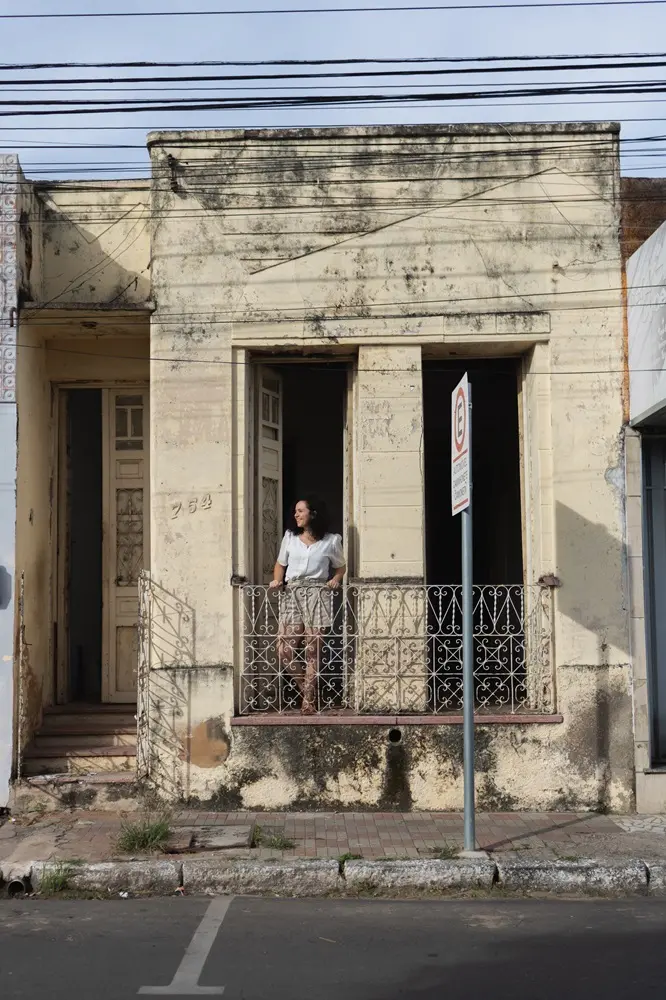 Hévila Ribeiro na fachada onde em breve será a Casa das Memórias: amor forte e consciente pela cultura histórica de Juazeiro do Norte