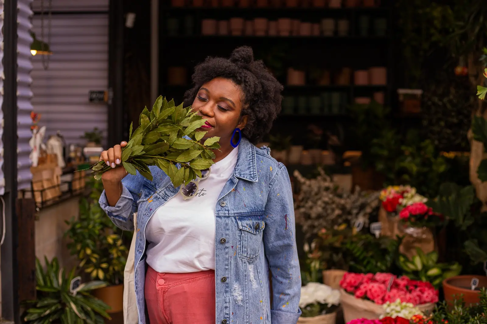 Bruna cheirando umas plantas