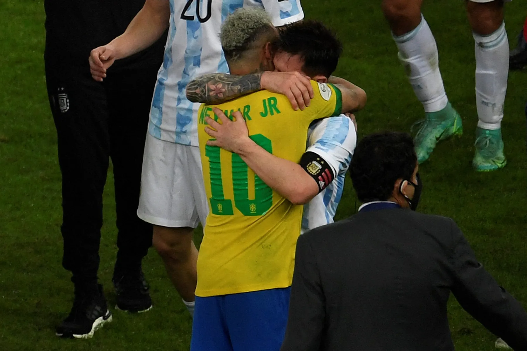 Messi e Neymar abraçados após final da Copa América de 2021, conquistada pela Argentina no Maracanã