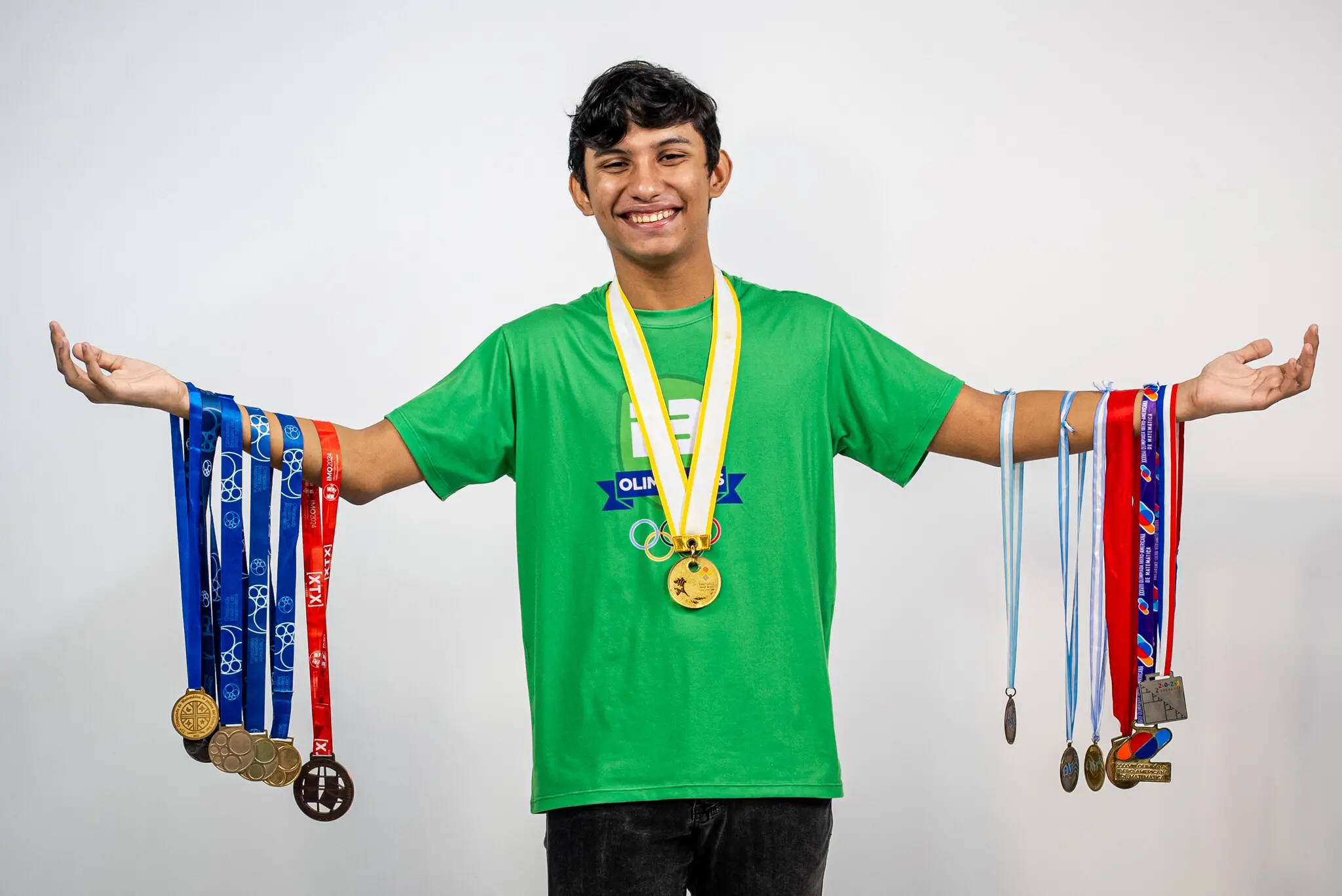 Matheus Alencar de Moraes, com blusa do Colégio Farias Brito e com medalhas de olimpíadas científicas