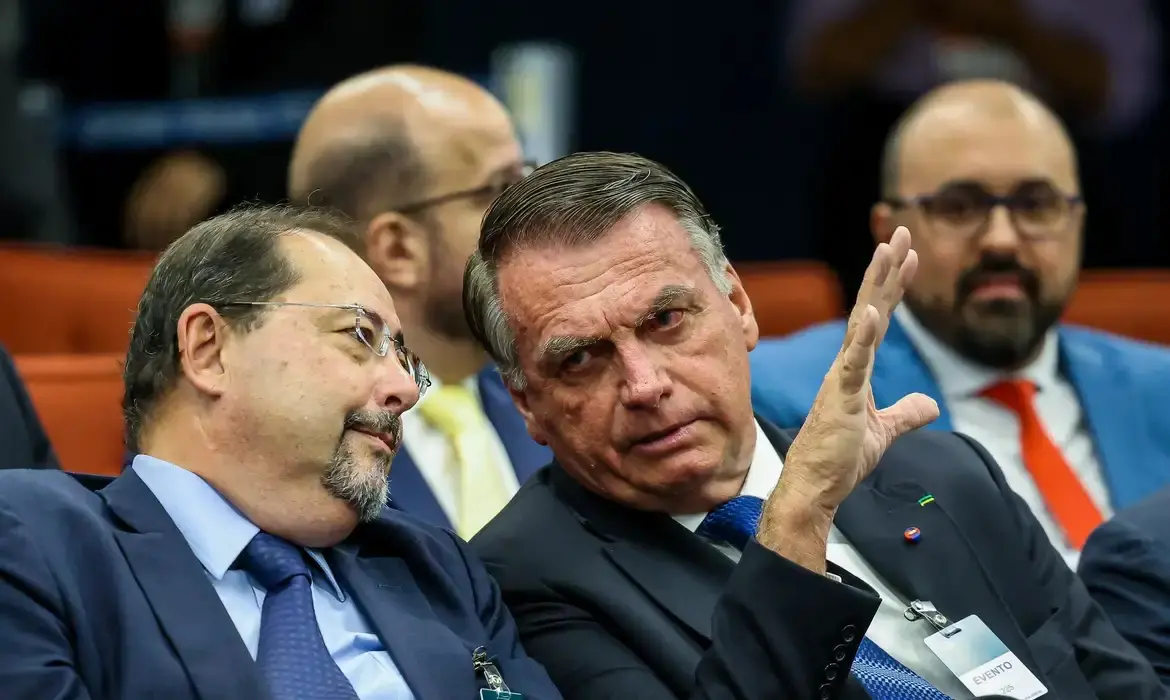 Acompanhado de advogados e aliados, Bolsonaro sentou-se na primeira fileira da sala de audiências da Primeira Turma do STF em julgamento