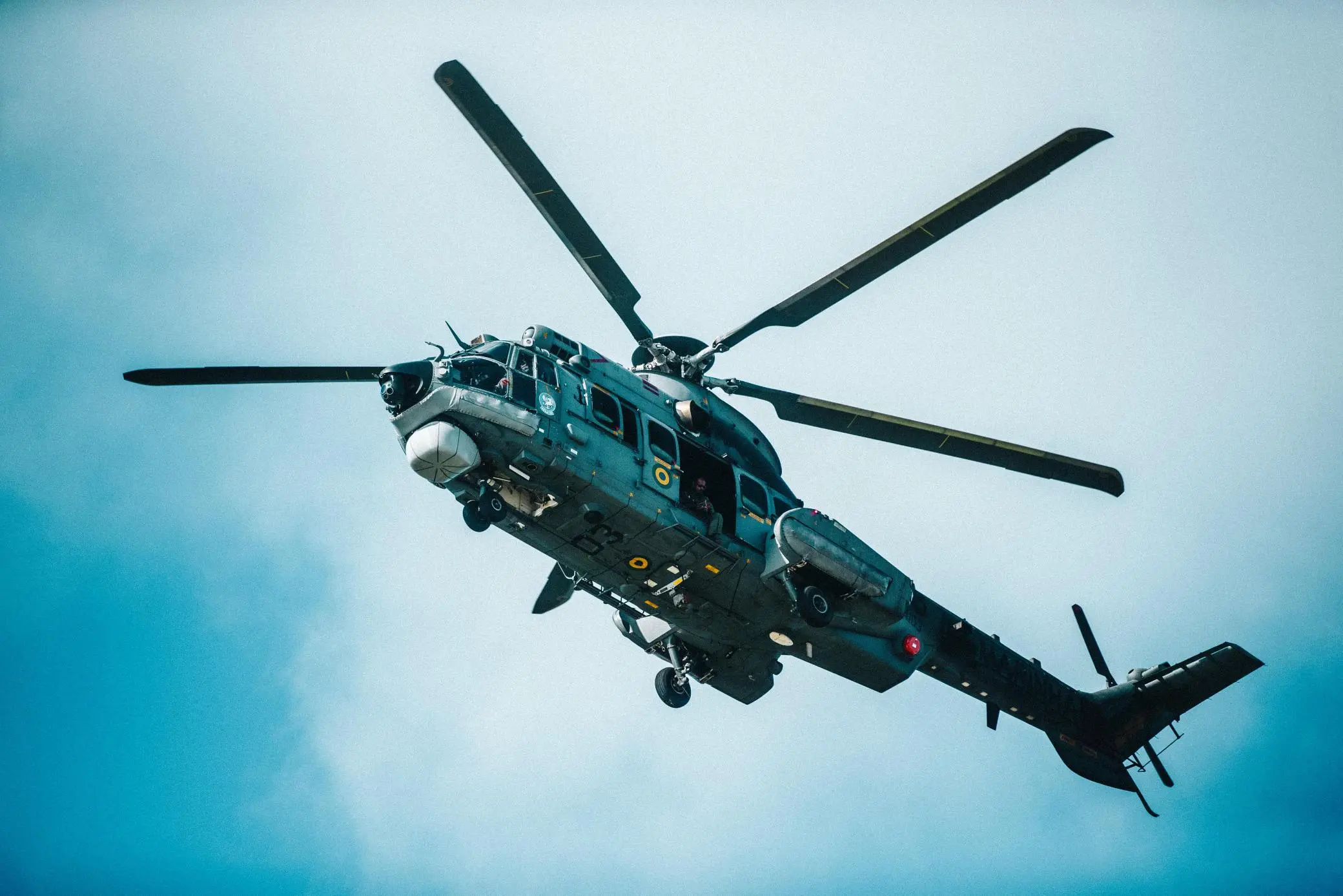 Modernos helicópteros foram usados por soldados