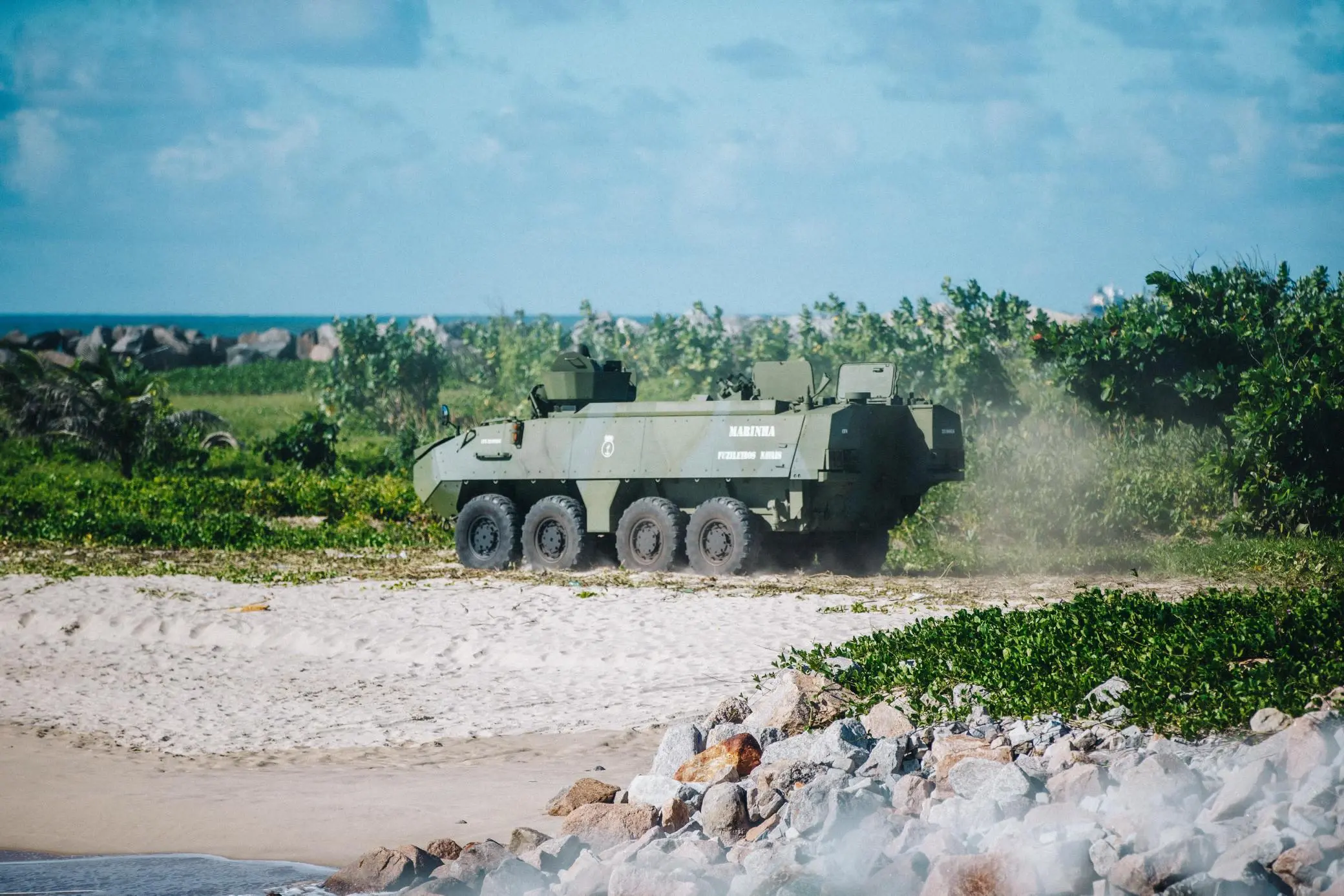 Veículo militar usado em trajeto em praia de Fortaleza