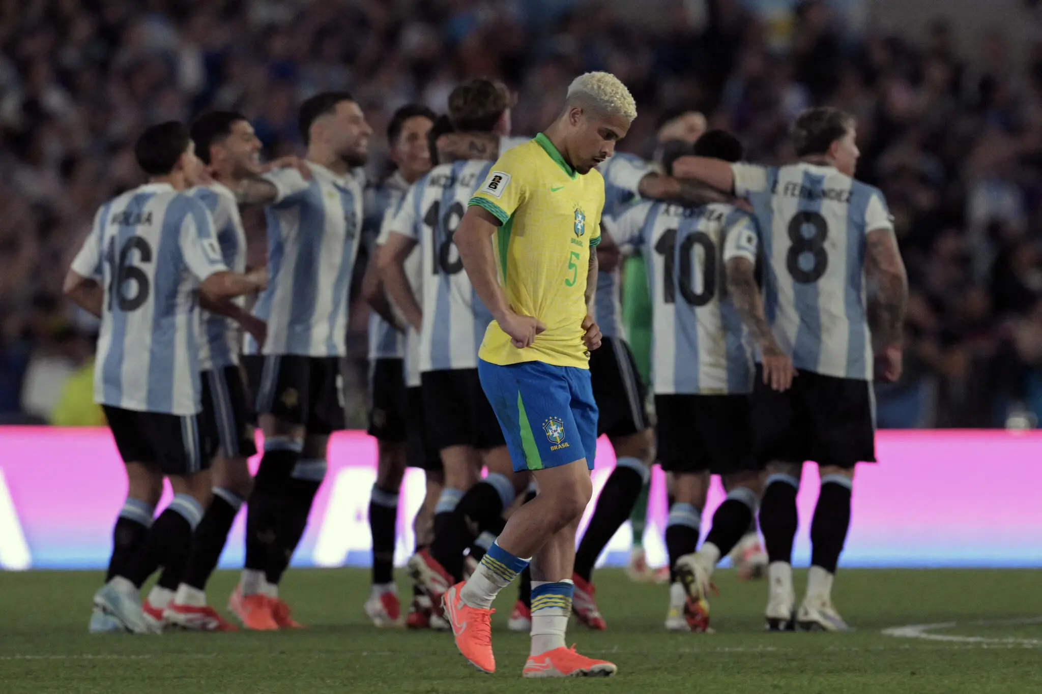 Foto de João Gomes, jogador da Seleção Brasileira, lamentando derrota do Brasil para a Argentina