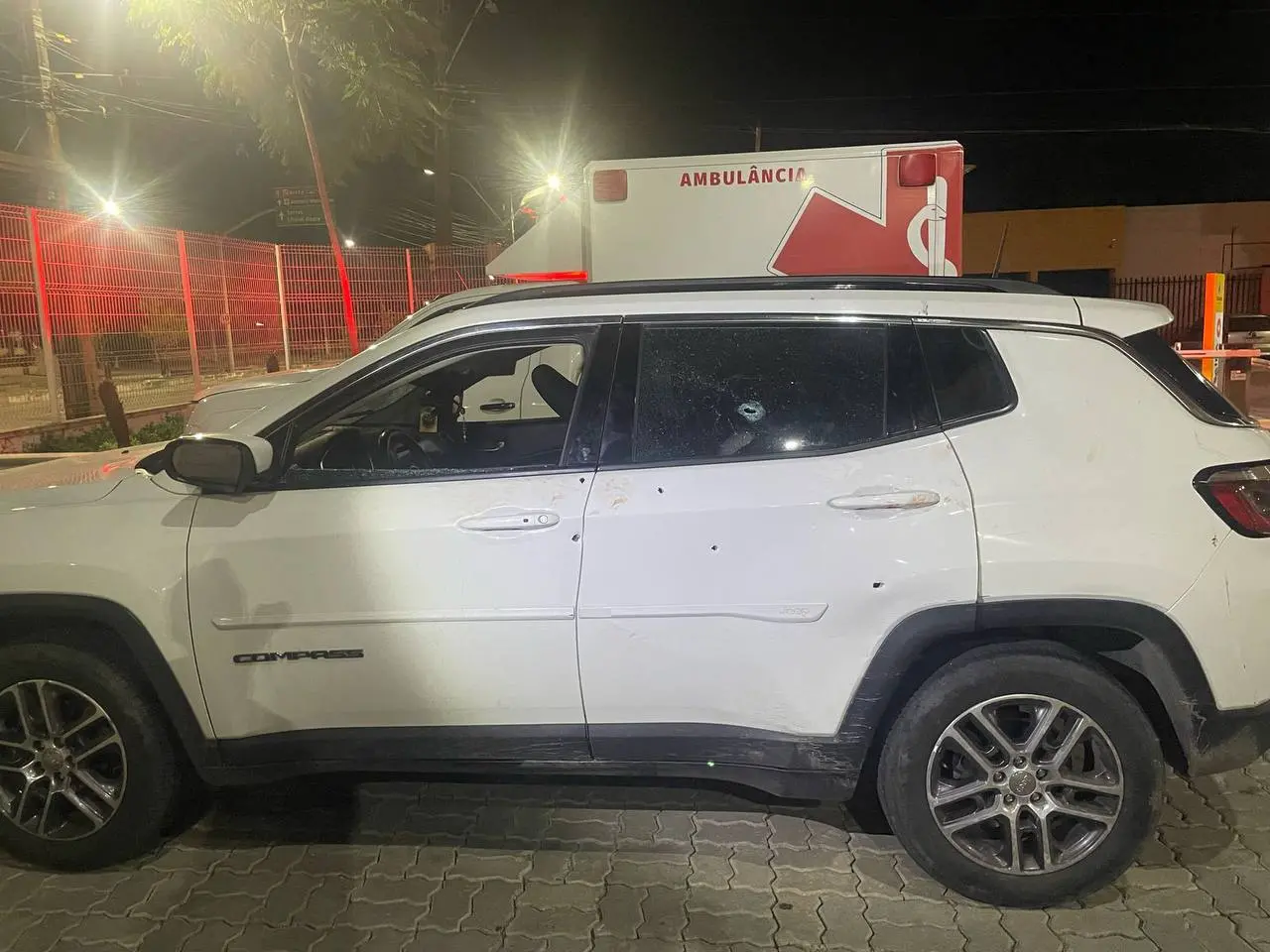 As duas jovens estavam em um veículo Jeep Compass, que foi baleado por criminosos