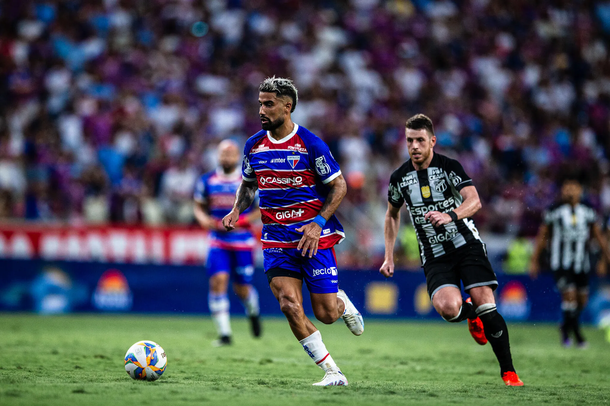 Brítez, jogador do Fortaleza, e Aylon, do Ceará, durante Clássico-Rei em 2025.
